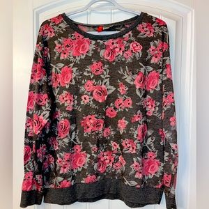 Cozy floral boutique size small sweater. Perfect for fall or spring.